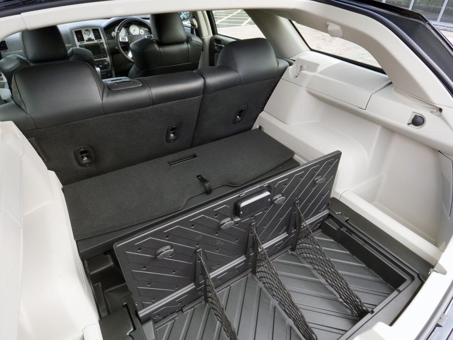  Chrysler 300C SRT8 Touring 2006 года  (UK) (фото 15 из 18)